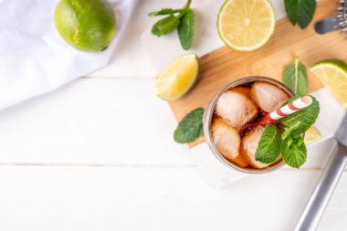 Küba Libre veya Long Island Buzlu Çay Kokteyli. Sert içecekler, kola, limon ve buzlu bardaklar, soğuk uzun içecekler veya limonata.