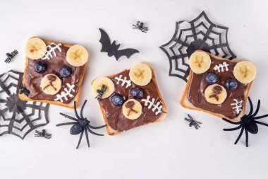 Komik cadılar bayramı ayısı tostları, fındık ezmeli, macunlu, muzlu ve eritilmiş marşmelovlu ya da yoğurtlu. Cadılar Bayramı 'nın yaratıcı öğle yemeği ya da Cadılar Bayramı örümcekleriyle yapılan kahvaltı tarifi