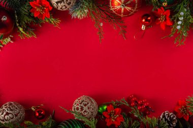 Noel ağacı dalları, köknar alacası, takılar, dekor ve xmas çiçekleri, üst görünüm kopyalama alanı