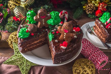 Noel çikolatalı keki. Şekerli ve çikolatalı ev yapımı zencefilli kek geleneksel Xmas sembolleri - şeker kamışı, zencefilli adam, xmas ağacı, 