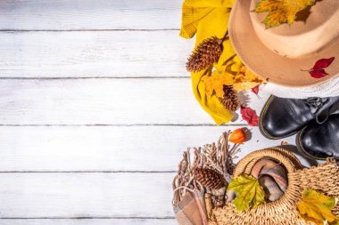 Sonbahar ve kış mevsimi için hazırlık, sonbahar rahat giysileri ve dekor arka planı, ahşap masa görünümü kopya alanı