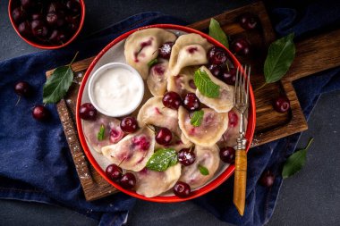 Geleneksel Batı Avrupa Kirazlı Hamur köfteleri, Ukraynalı Ukraynalı, Polonya vejetaryen Kirazlı Pierogi, Tatlı Meyveli Vareniki, ekşi kremalı ve şekerli ravioli