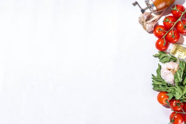 Akdeniz domatesleri, maydanoz yeşillikleri, zeytin yağı, tuz, biber, sarımsak, düz beyaz masa üstü görüş alanı.