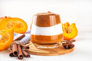 Balkabağı Baharatlı Dalgona Kahve Kokteyli, tatlı sonbahar lattesi kabak püresi, krem şanti ve çırpılmış dalgona kahve köpüğü