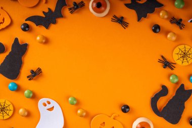 Geleneksel bayram sembolleriyle cadılar bayramı parlak tatil geçmişi - balkabakları, hayalet, siyah kedi, cadı şapkası, örümcekler. Cadılar Bayramı daveti, tebrik kartı arkaplan üst görünüm kopyalama alanı