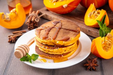 Sonbahar kahvaltısı tatlıları, balkabağı krepleri. Ev yapımı balkabaklı gözleme yığını. Ballı ve baharatlı, kopyalama alanı.