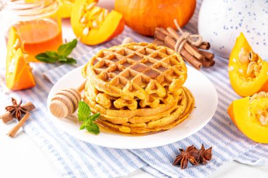 Sonbahar kahvaltısı tatlısı, balkabağı waffle. Ballı ve baharatlı ev yapımı Belçika balkabaklı waffle yığını, boşluğu kopyala