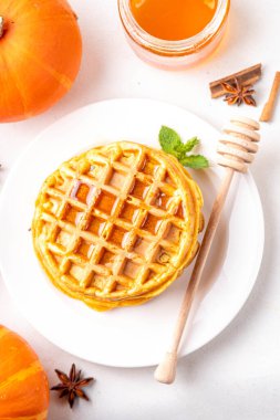 Sonbahar kahvaltısı tatlısı, balkabağı waffle. Ballı ve baharatlı ev yapımı Belçika balkabaklı waffle yığını, boşluğu kopyala