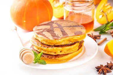 Sonbahar kahvaltısı tatlıları, balkabağı krepleri. Ev yapımı balkabaklı gözleme yığını. Ballı ve baharatlı, kopyalama alanı.