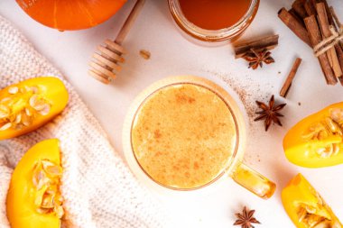 Kafeinsiz tatlı balkabağı sütü, tatlı sağlıklı içecek, kahvesiz balkabağı latte alternatifi