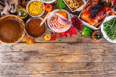 Şükran Günü yemeği ya da öğle yemeği masası. Çeşitli geleneksel Şükran Günü yemekleri. Hindi, kenar, et suyu, balkabağı turtası, üst görünüm fotokopi alanı.