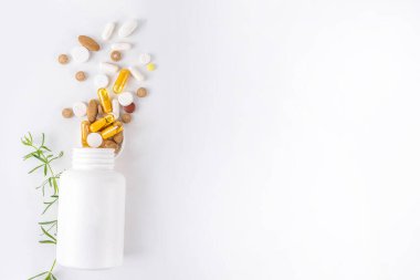 Homeopatik ilaç hapları, çeşitli renkli ilaç hapları ve kapsüller, bitkilerle beslenme takviyeleri doğal ve alternatif tıp, eko-organik tıp konsepti.