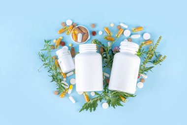 Homeopatik ilaç hapları, çeşitli renkli ilaç hapları ve kapsüller, bitkilerle beslenme takviyeleri doğal ve alternatif tıp, eko-organik tıp konsepti.