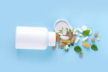 Homeopatik ilaç hapları, çeşitli renkli ilaç hapları ve kapsüller, bitkilerle beslenme takviyeleri doğal ve alternatif tıp, eko-organik tıp konsepti.