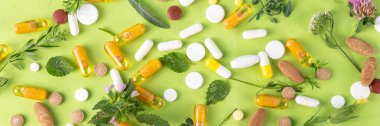 Homeopatik ilaç hapları, çeşitli renkli ilaç hapları ve kapsüller, bitkilerle beslenme takviyeleri doğal ve alternatif tıp, eko-organik tıp konsepti.