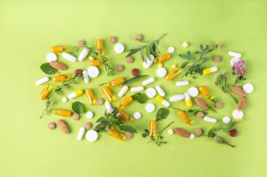 Homeopatik ilaç hapları, çeşitli renkli ilaç hapları ve kapsüller, bitkilerle beslenme takviyeleri doğal ve alternatif tıp, eko-organik tıp konsepti.