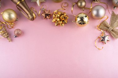 Mutlu Noeller ve mutlu yıllar 2025 altın takı, noel ağacı topları ve süslemeleri, hediye yayı, yılan, 2025 altın mum numarası, düz görünüm fotokopi alanı