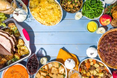Geleneksel Şükran Günü yemeğiyle birlikte Şükran Günü sofrası. Tavuk, patates püresi, taze fasulye, cevizli turta, fırında domuz eti, peynirli makarna, dolma, modern sert, güneşli, yassı bir ev.