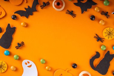 Geleneksel bayram sembolleriyle cadılar bayramı parlak tatil geçmişi - balkabakları, hayalet, siyah kedi, cadı şapkası, örümcekler. Cadılar Bayramı daveti, tebrik kartı arkaplan üst görünüm kopyalama alanı