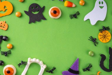 Geleneksel bayram sembolleriyle cadılar bayramı parlak tatil geçmişi - balkabakları, hayalet, siyah kedi, cadı şapkası, örümcekler. Cadılar Bayramı daveti, tebrik kartı arkaplan üst görünüm kopyalama alanı