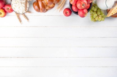 Kırmızı elmalar, buğdaylar, üzümler, süt ürünleri - peynir, süzme peynir, süt veya krem, metin için kopya alanı