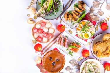 Geleneksel Çin Yeni Yıl yemeği masası, parti davetiyesi, menü geçmişi domuz eti, kızarmış balık, tavuk, pirinç köftesi, mantı, fal kurabiyesi, nian gao keki, erişte, Çin dekorasyonu.