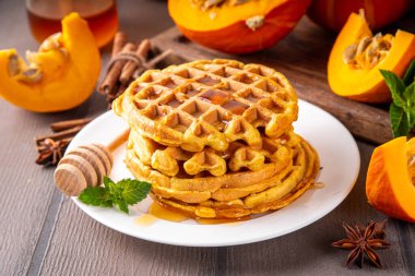 Sonbahar kahvaltısı tatlısı, balkabağı waffle. Ballı ve baharatlı ev yapımı Belçika balkabaklı waffle yığını, boşluğu kopyala