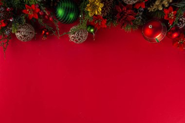 Noel ağacı dalları, köknar alacası, takılar, dekor ve xmas çiçekleri, üst görünüm kopyalama alanı