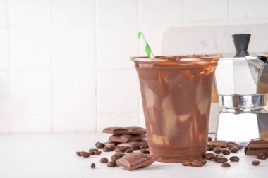 Viral Çikolatalı Latte içeceği. Buzlu latte ve mocachino ile doldurulmuş çikolatalı plastik bardak.