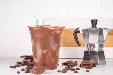 Viral Çikolatalı Latte içeceği. Buzlu latte ve mocachino ile doldurulmuş çikolatalı plastik bardak.