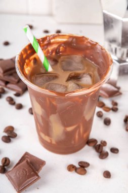 Viral Çikolatalı Latte içeceği. Buzlu latte ve mocachino ile doldurulmuş çikolatalı plastik bardak.