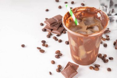 Viral Çikolatalı Latte içeceği. Buzlu latte ve mocachino ile doldurulmuş çikolatalı plastik bardak.