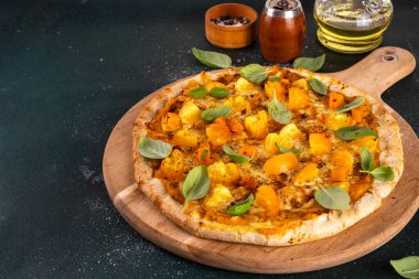 Ev yapımı vejetaryen vejetaryen pizza margarita. Kabak soslu, kabak kabaklı, sarı domatesli. Sonbahar konforlu sıcak yemekler, fotokopi alanı.