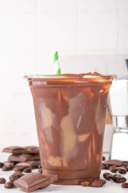Viral Çikolatalı Latte içeceği. Buzlu latte ve mocachino ile doldurulmuş çikolatalı plastik bardak.