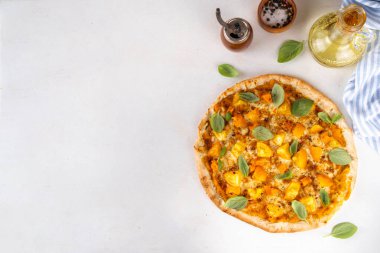 Ev yapımı vejetaryen vejetaryen pizza margarita. Kabak soslu, kabak kabaklı, sarı domatesli. Sonbahar konforlu sıcak yemekler, fotokopi alanı.