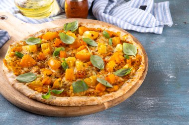 Ev yapımı vejetaryen vejetaryen pizza margarita. Kabak soslu, kabak kabaklı, sarı domatesli. Sonbahar konforlu sıcak yemekler, fotokopi alanı.