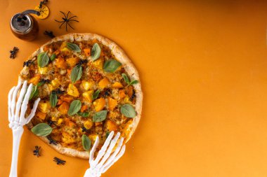 Cadılar Bayramı partisi için ev yapımı sebze pizza, kabak soslu Margarita, kabak ezmesi ve domates, Cadılar Bayramı dekorasyonu, Cadılar Bayramı restoranı menüsü için arka plan.