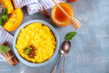 Sonbahar konforlu kahvaltı yemeği, tarçın ve baharatlı balkabaklı pirinç lapası sonbahar kahvaltısı için ballı sütlaç.