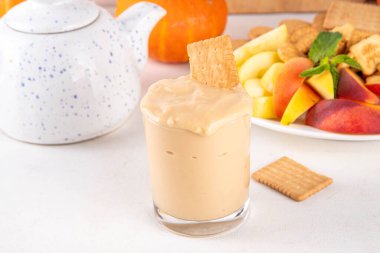 Balkabağı kabağı kabağı, balkabağı baharatlı mus, kurabiye, meyve, sonbahar için aperatif panosunda kraker, Şükran Günü partisi. Vanilyalı puding, tereyağı, baharatlı ev yapımı balkabağı püresi.