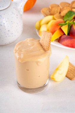 Balkabağı kabağı kabağı, balkabağı baharatlı mus, kurabiye, meyve, sonbahar için aperatif panosunda kraker, Şükran Günü partisi. Vanilyalı puding, tereyağı, baharatlı ev yapımı balkabağı püresi.