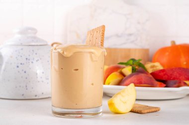 Balkabağı kabağı kabağı, balkabağı baharatlı mus, kurabiye, meyve, sonbahar için aperatif panosunda kraker, Şükran Günü partisi. Vanilyalı puding, tereyağı, baharatlı ev yapımı balkabağı püresi.