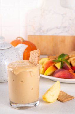 Balkabağı kabağı kabağı, balkabağı baharatlı mus, kurabiye, meyve, sonbahar için aperatif panosunda kraker, Şükran Günü partisi. Vanilyalı puding, tereyağı, baharatlı ev yapımı balkabağı püresi.