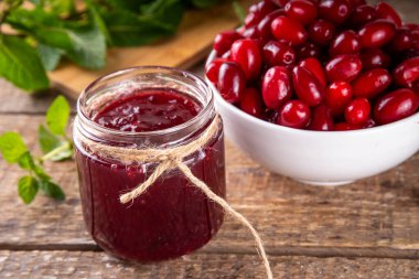 Cornelian kirazı, kızılcık reçeli ya da küçük kavanozda taze böğürtlenli marmelat, kopyalama alanı.