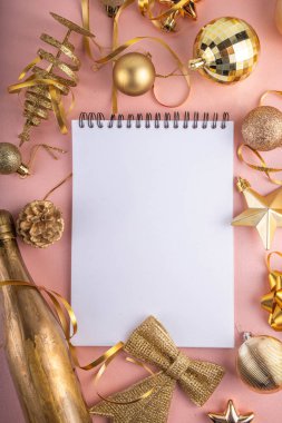 Yeni Yıl Kararları, Yapılacaklar Listesi, Dilek Listesi, Noel süsleri ve dekorasyonlu bir defter. Yeni Yıl Hedefleri Listesi, Yeni Yıl Planı Hedefleri ve Kararları Belirleme. Düz metin kopyalama alanı