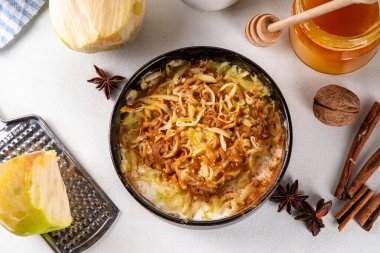 Elmalı turta traşlı meyve buzu, dondurulmuş elma traşı, tarçın ve karamel soslu viral moda atıştırmalık.