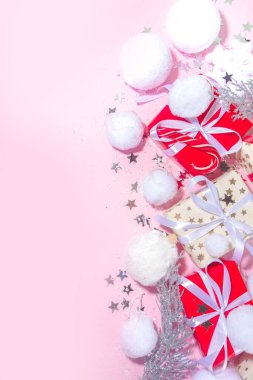 Yumuşak bir Noel konsepti. Şenlikli Noel arkaplanı pofuduk dekorasyon malzemeleri, xmas balosu, hediye kutuları, yapay kar ve pembe renkli arka plan fotokopisi üzerinde parlak yıldızlar.