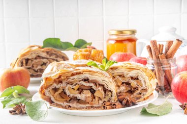 Karamelli elmalı, kuru üzümlü, fındıklı, ballı, tarçınlı, elmalı turta.