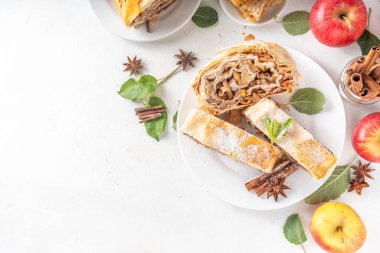 Karamelli elmalı, kuru üzümlü, fındıklı, ballı, tarçınlı, elmalı turta.