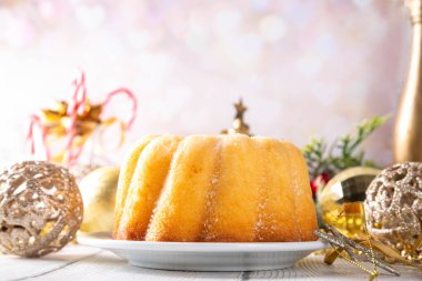 Noel yuvarlak kek, limonlu pasta, Ciambella ya da babka tatlı, geleneksel Noel çöreği, Noel arkaplanda şeker tozlu tatlı sünger turtası 