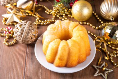 Noel yuvarlak kek, limonlu pasta, Ciambella ya da babka tatlı, geleneksel Noel çöreği, Noel arkaplanda şeker tozlu tatlı sünger turtası 